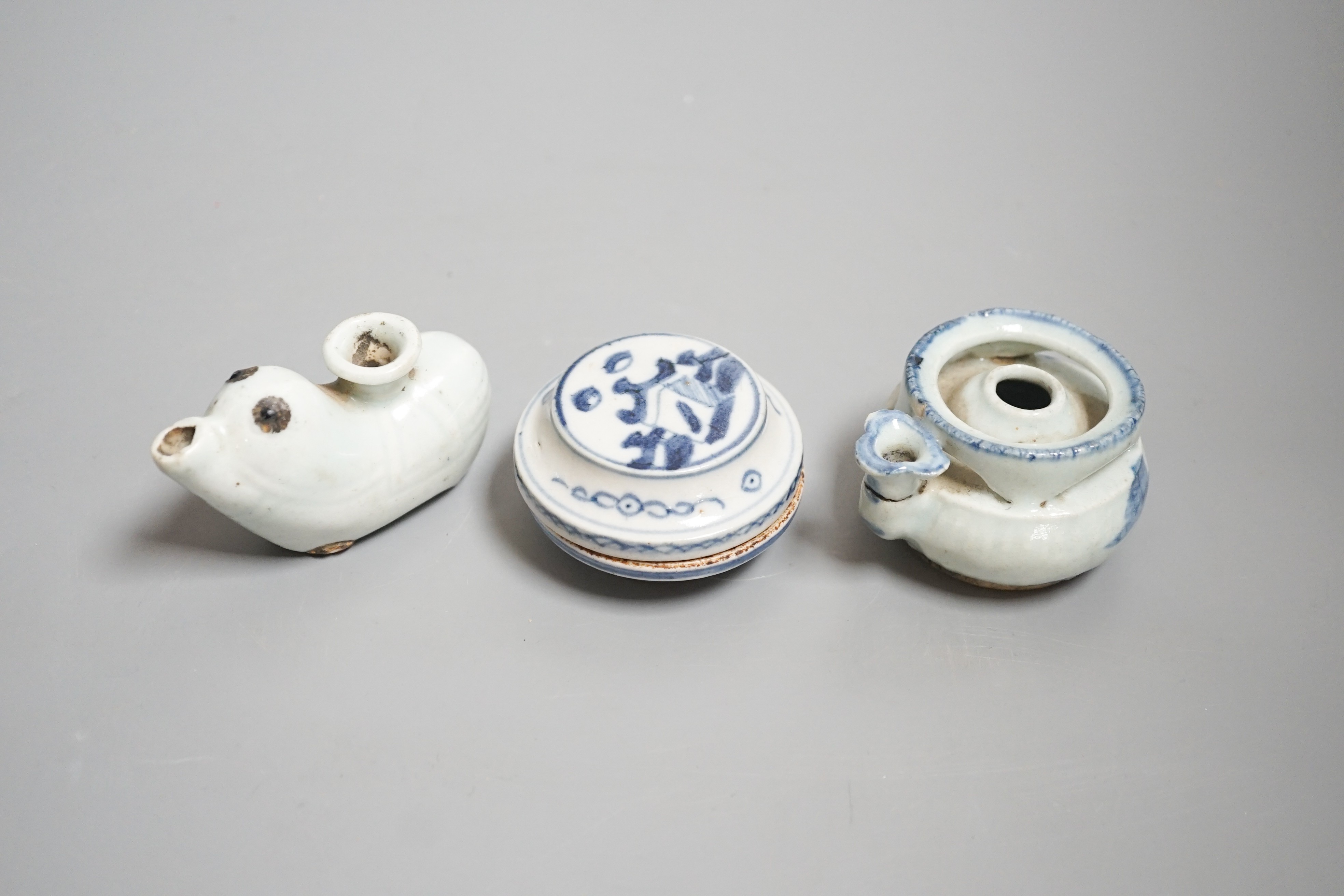 Two Chinese porcelain water droppers and a box and cover, Wanli period and later